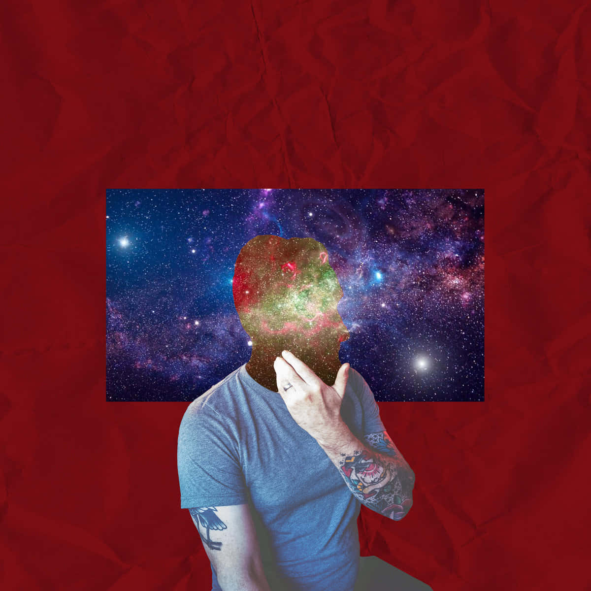有紋身的男人向上凝視，頭部被宇宙星雲取代，背景為紅色。