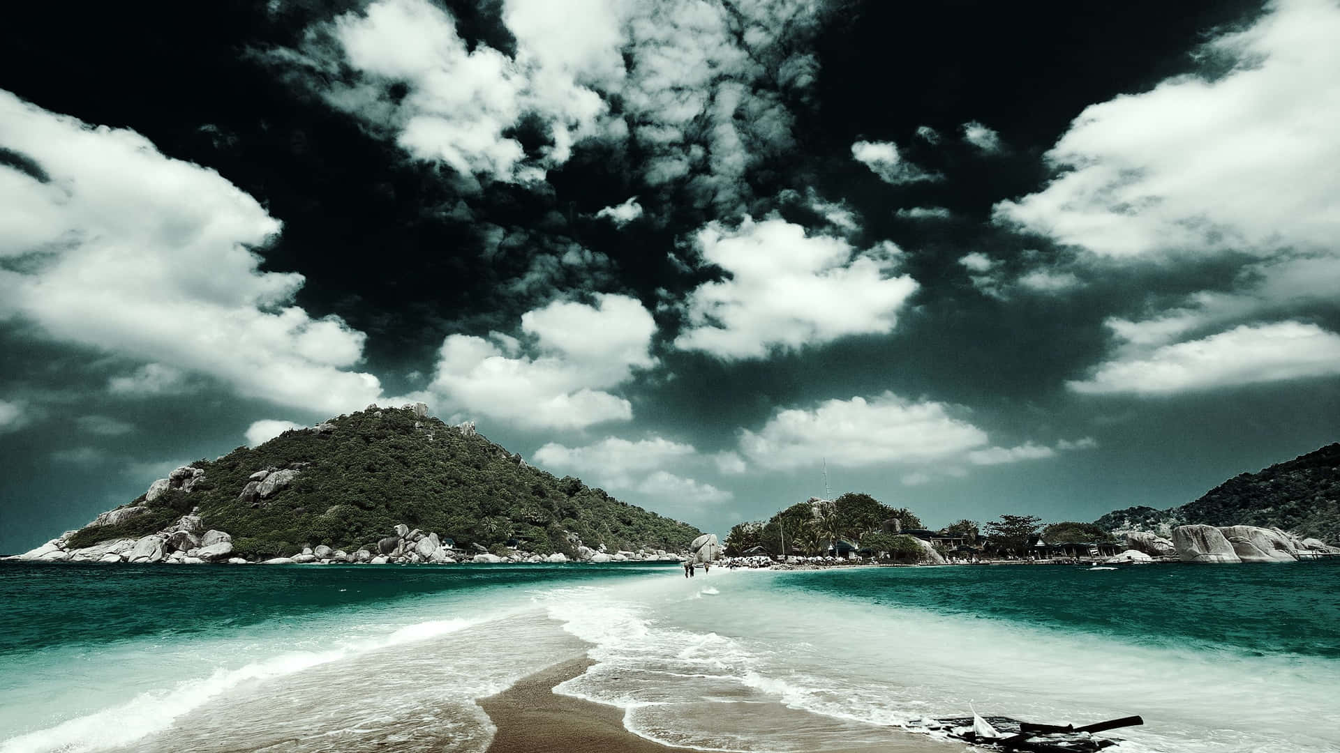 熱帶海灘，碧綠海水和暴風雨天空