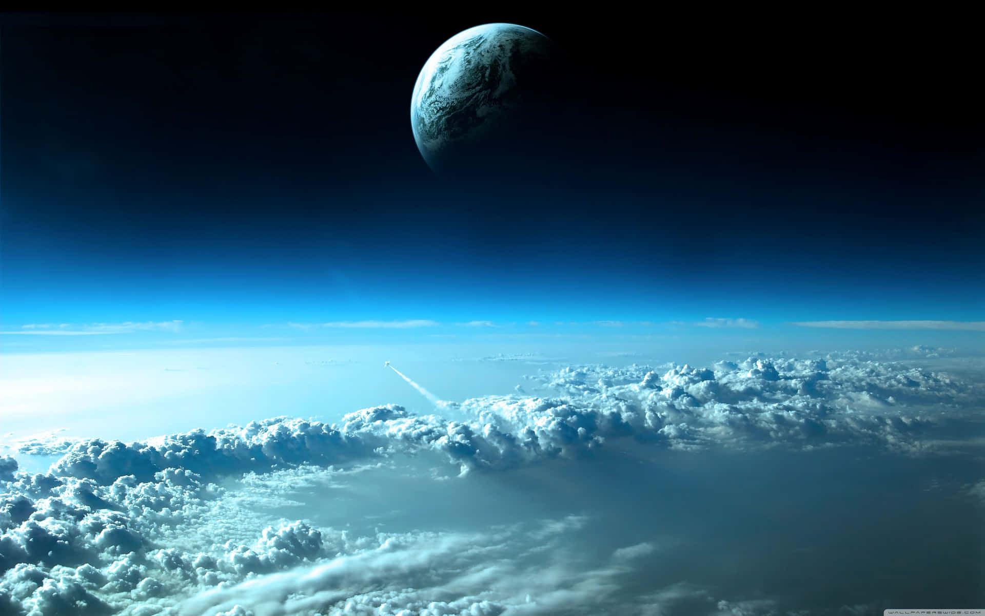 火箭在雲層上方翱翔，飛向太空中遙遠的藍色行星。
