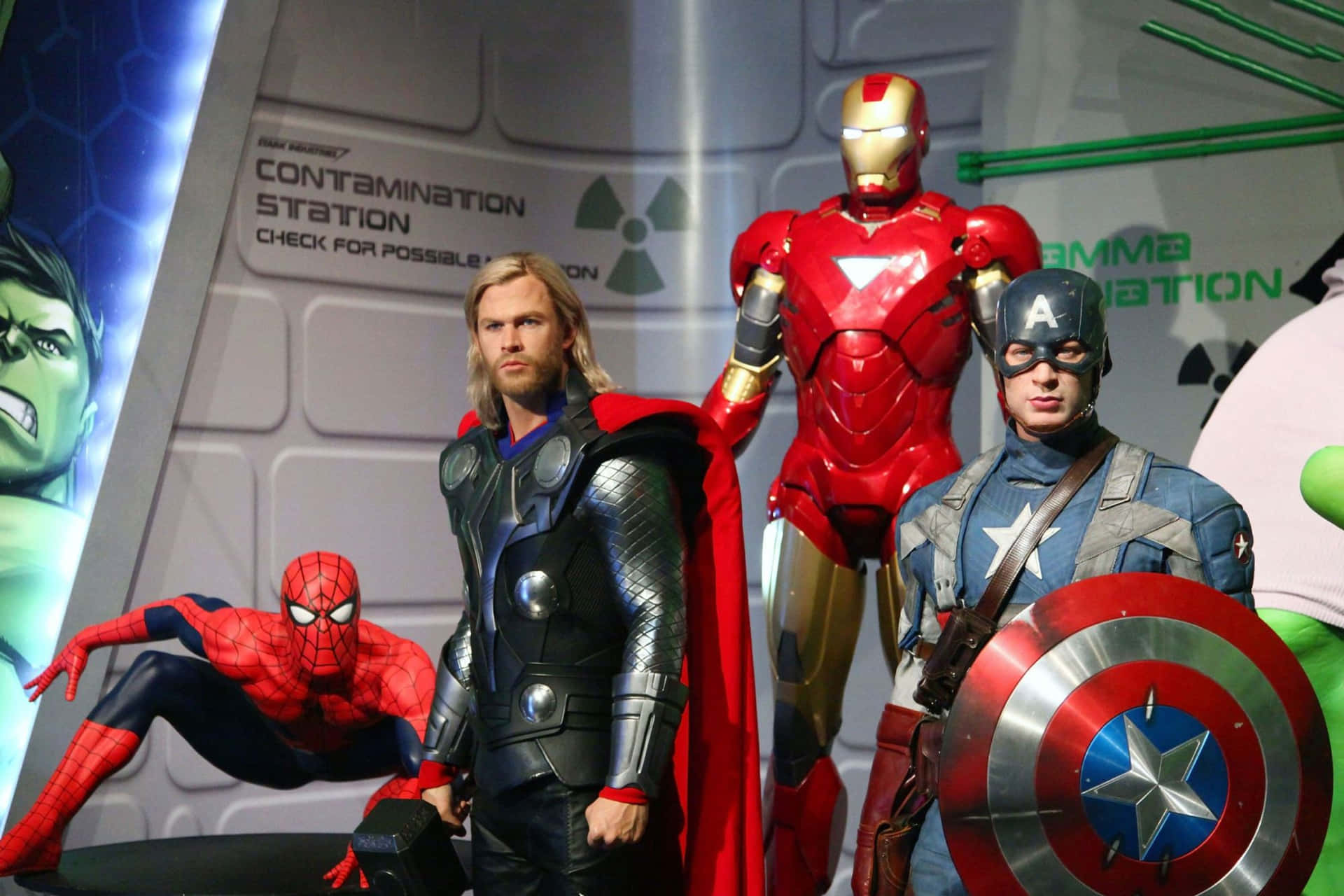 Marvel 超級英雄 Thor、Iron Man 和 Captain America 與 Spider-Man 在科幻展示中。