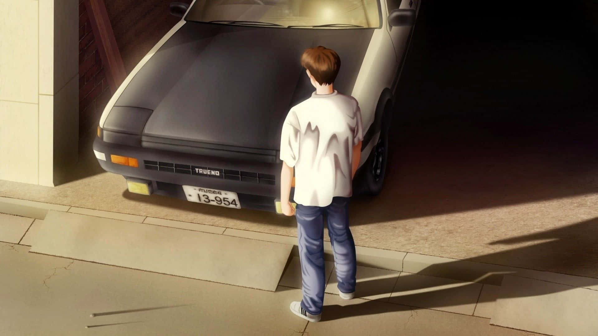 如鏡面般閃耀的動漫車 壁紙 — 一位身穿白恤衫的年輕男子站在車庫門口，沐浴在溫暖的陽光下，凝視著一輛黑色的豐田 Trueno 跑車。