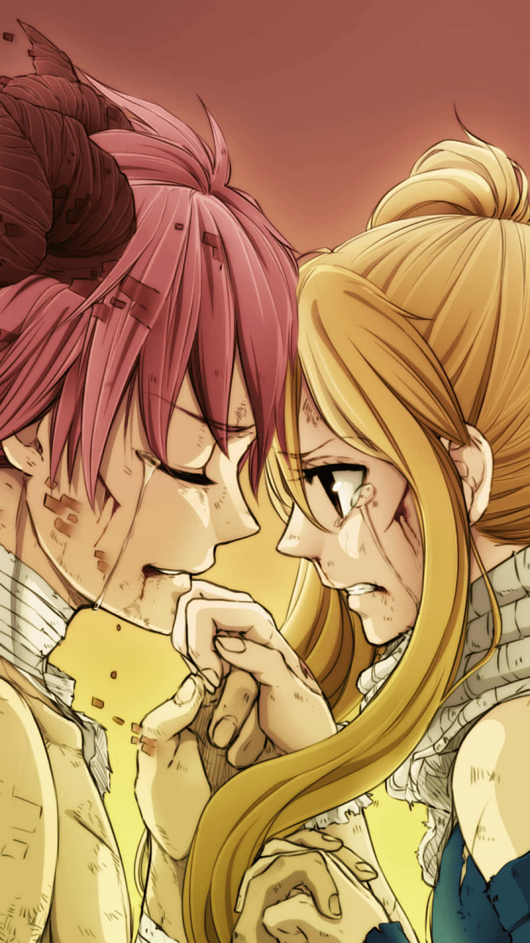 《妖精的尾巴》iPhone 壁紙：納茲與露西對望哭泣 壁紙 — 兩個動漫角色，一個粉紅色頭髮，一個金色頭髮，在溫暖的日落天空下牽手，展現溫柔一刻。