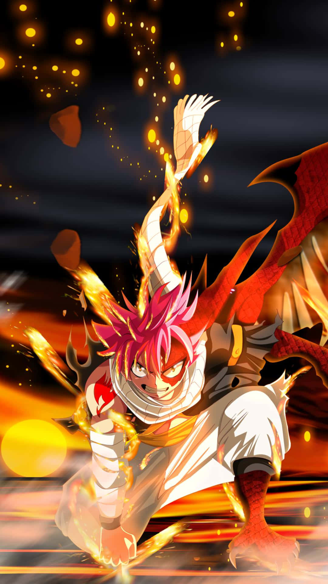 《妖精的尾巴》iPhone 納茲·多拉格尼爾怒容滿面 壁紙 — 一位擁有粉紅色頭髮和龍翼的熾熱動漫戰士，在黑暗的天空下釋放出熾熱的攻擊。