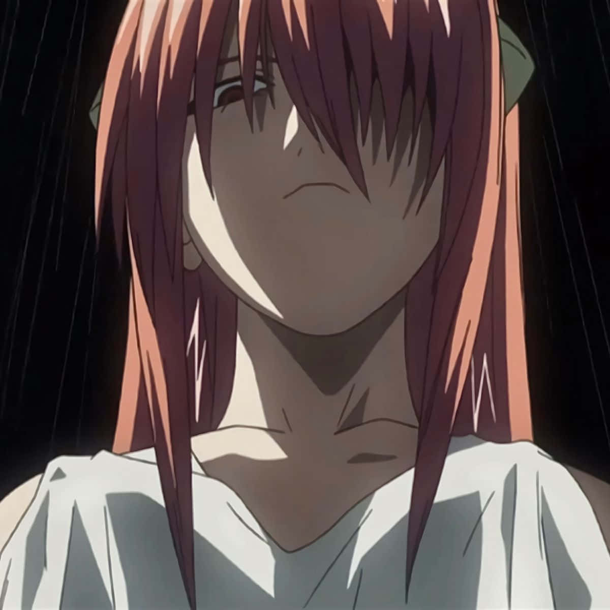 紅髮動漫女孩在雨中沉思。