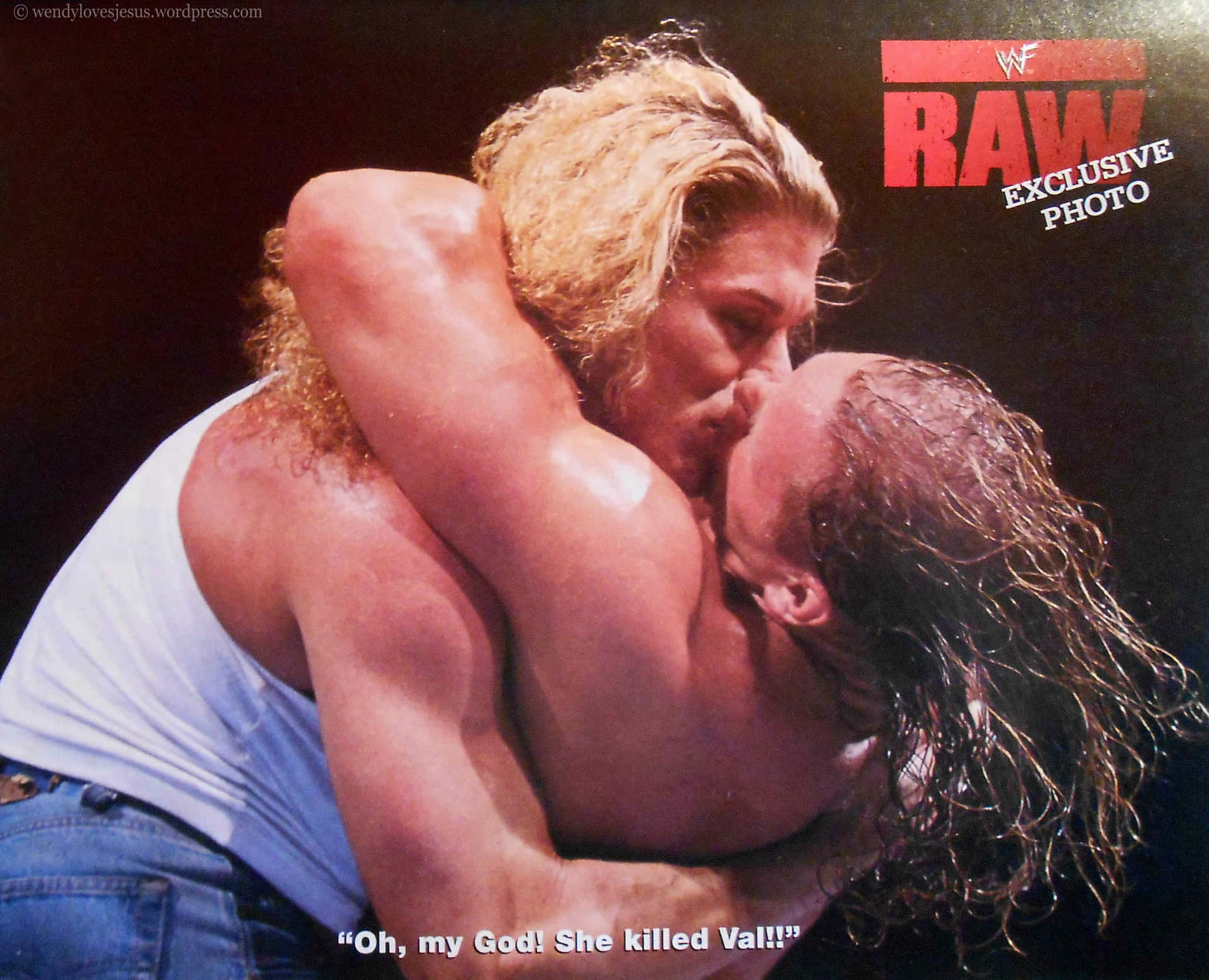 兩位摔角手在WWE Raw比賽中鎖喉，表情戲劇化。