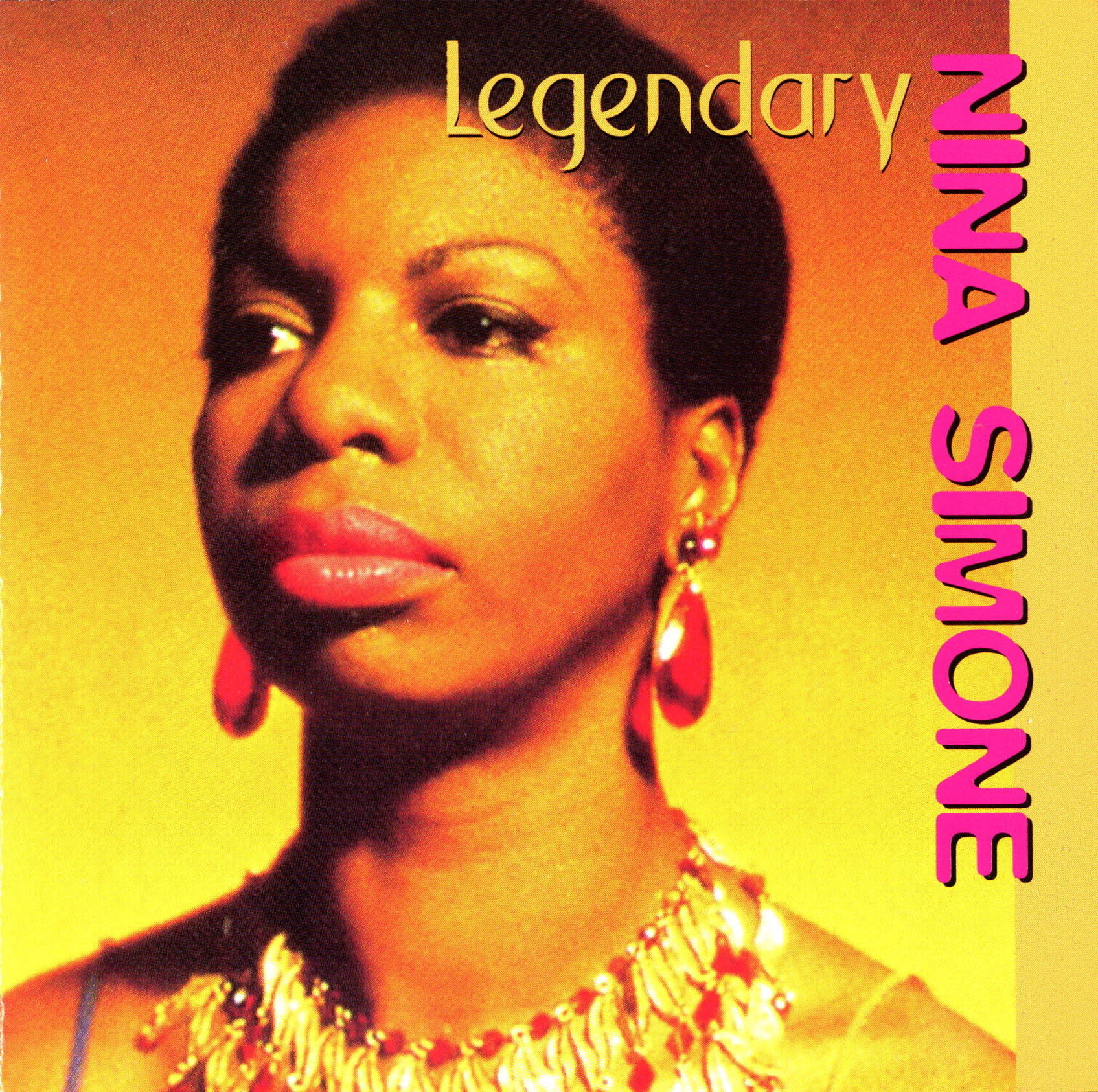 妮娜·西蒙《The Essential Nina Simone》專輯封面 壁紙 — 一張暖色調的妮娜·西蒙肖像，戴著大膽的粉紅色耳環和金項鍊，背景是漸變黃色。