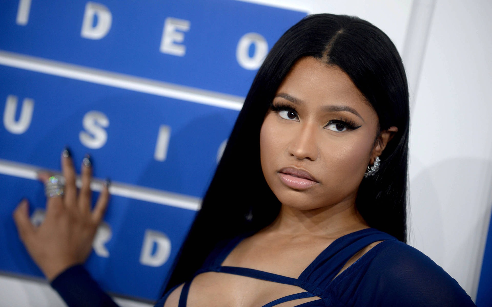 Nicki Minaj 在音樂頒獎活動中穿著藍色連衣裙和鑽石首飾。