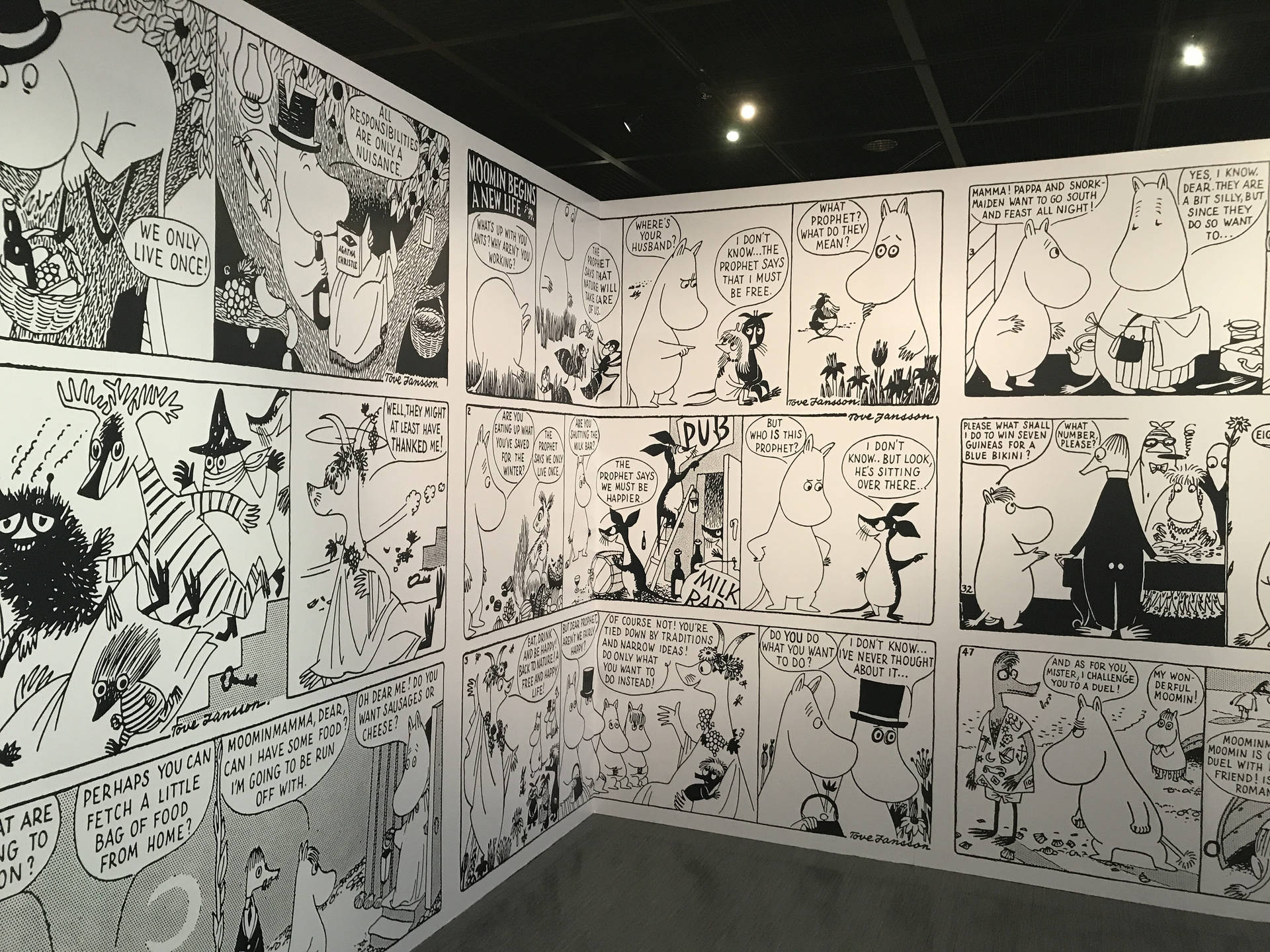 姆明漫畫面板展示在畫廊牆上，帶有對話氣泡。