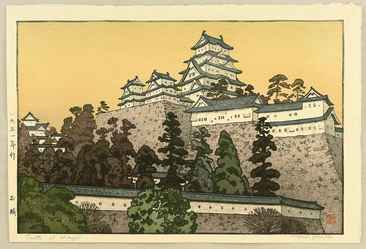 日本城堡在山上，周圍樹木，天空黃色