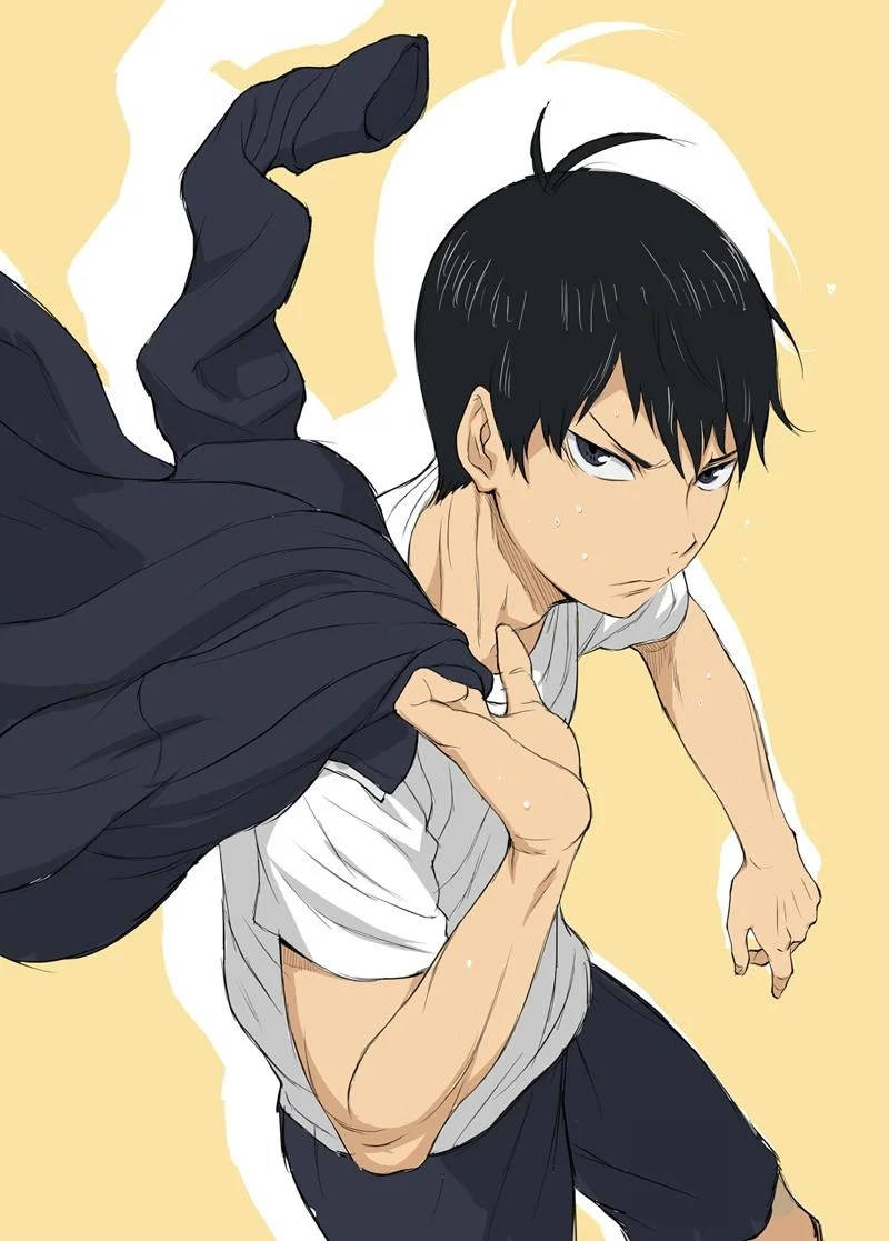 威嚇感影山飛雄 壁紙 — 一個黑髮、眼神銳利的動漫男孩，在溫暖的黃色背景下，以動態姿勢向前伸展，將深色外套拉過肩膀。