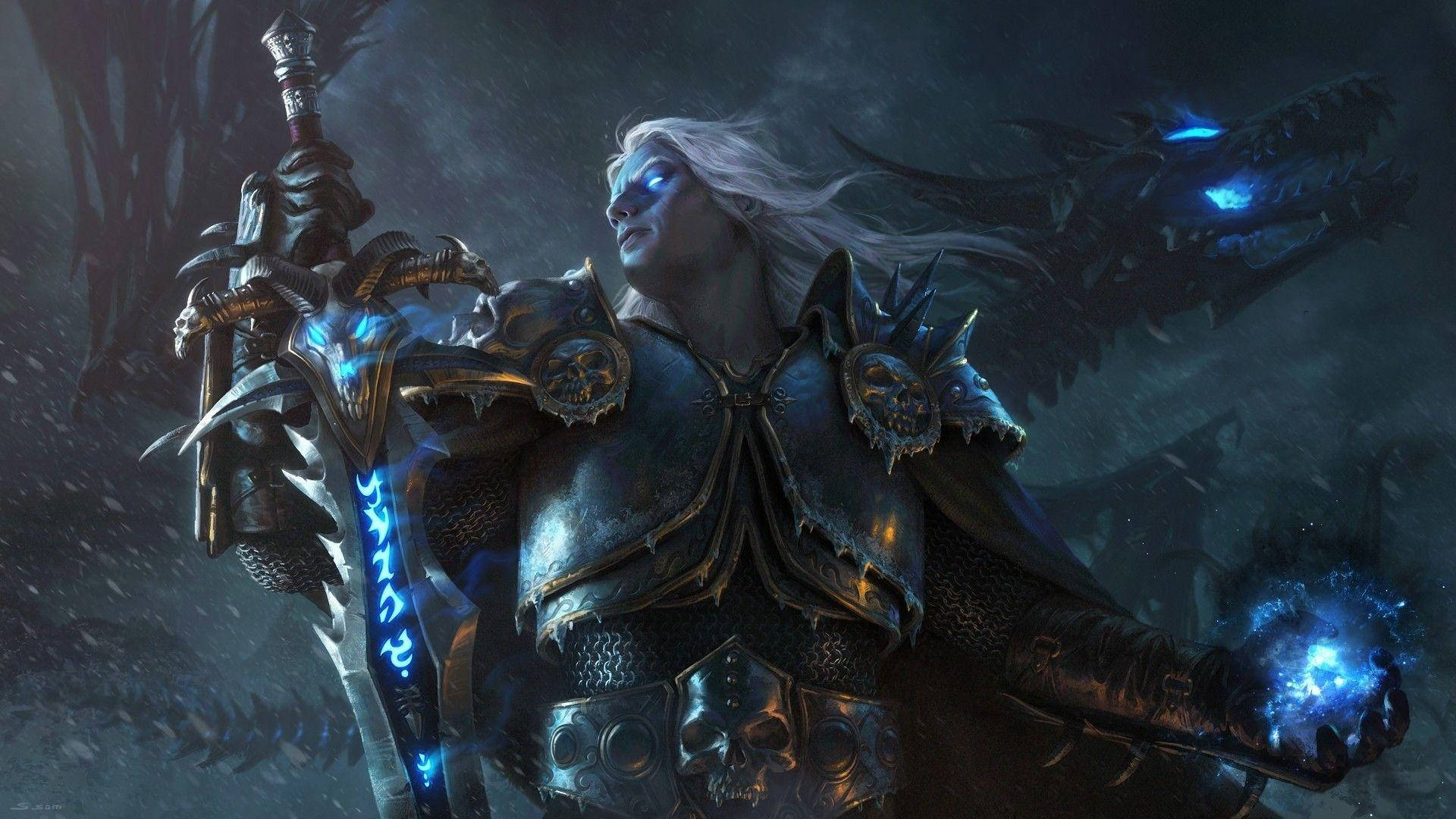 威嚴的死亡騎士巫妖王 壁紙 — 一位黑暗奇幻戰士，擁有發光的藍色眼睛和盔甲，揮舞著魔法劍，而一條龍在暴風雨的夜晚隱約出現在身後。