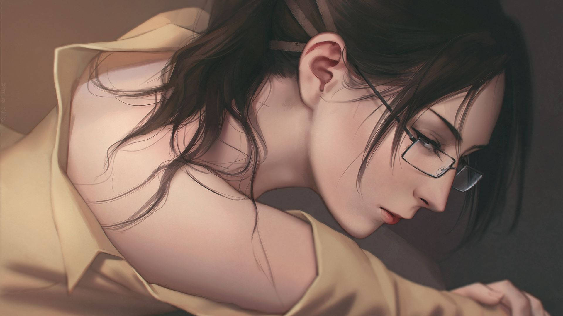 威嚴的烏鴉·趙藝術畫 壁紙 — 一位戴眼鏡、深色頭髮的年輕女子將頭靠在手臂上，穿著米色襯衫，在柔和溫暖的燈光下。