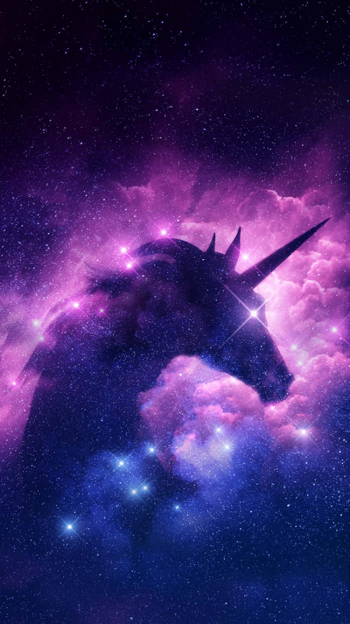 在充滿活力的紫色和藍色星雲背景下的獨角獸剪影。