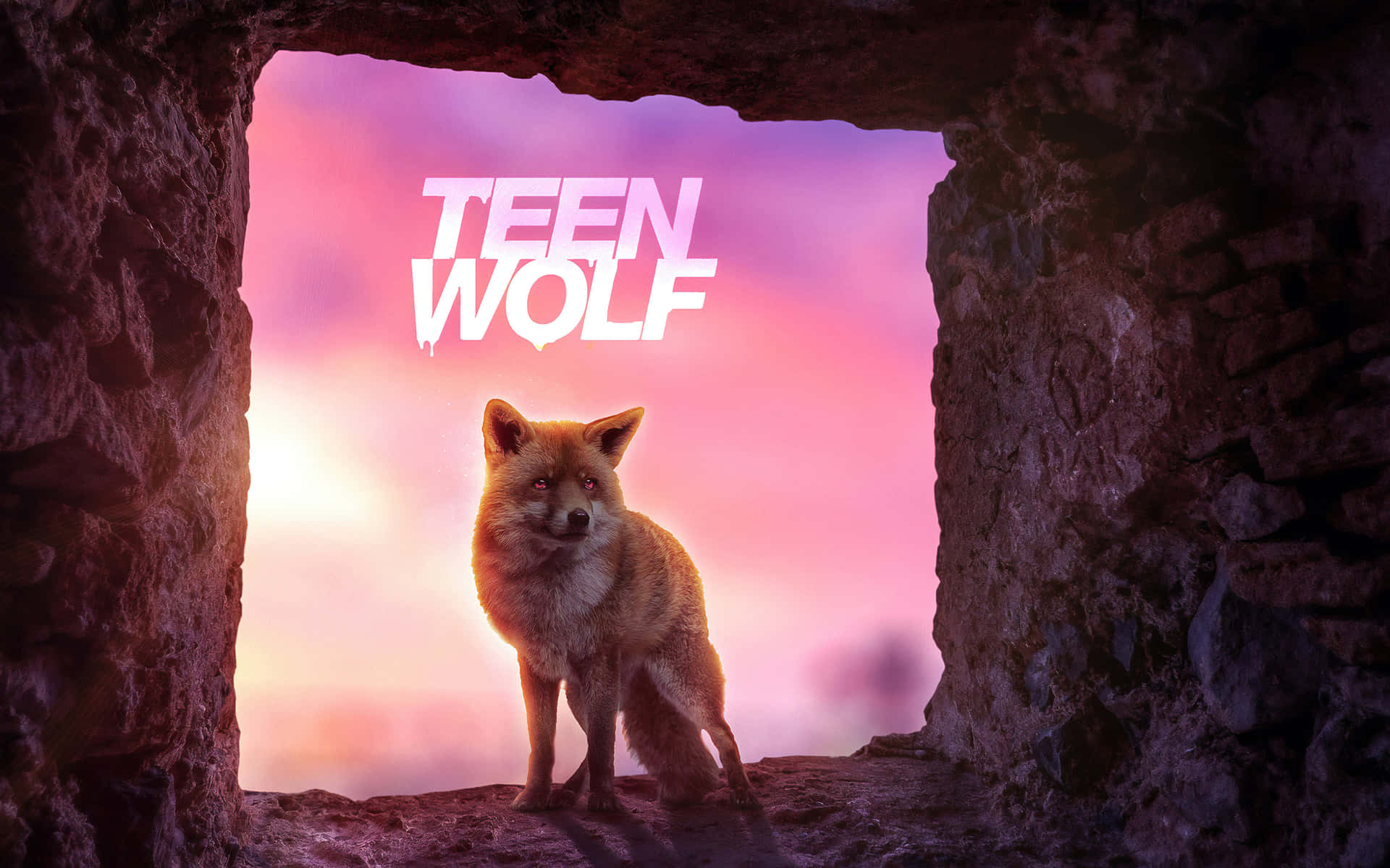 粉紅紫色日落下的石拱門框內狐狸與「TEEN WOLF」文字。