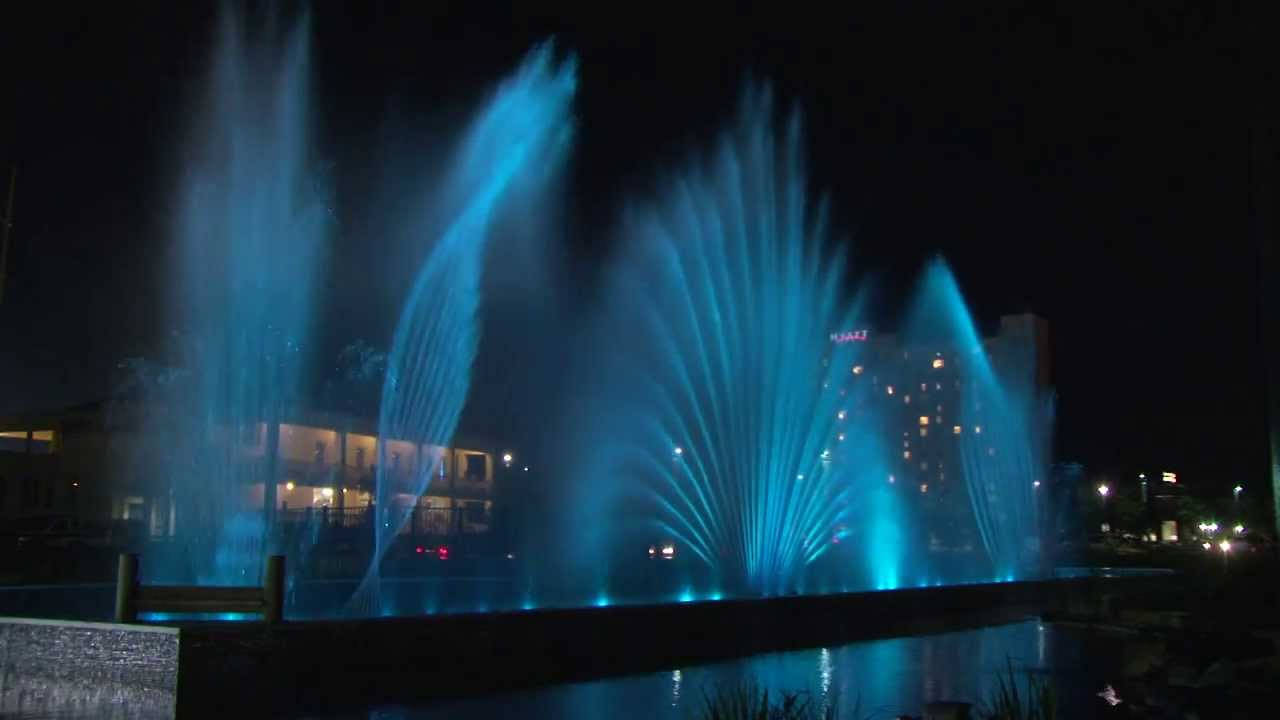 夜間藍色燈光噴泉與背景建築物