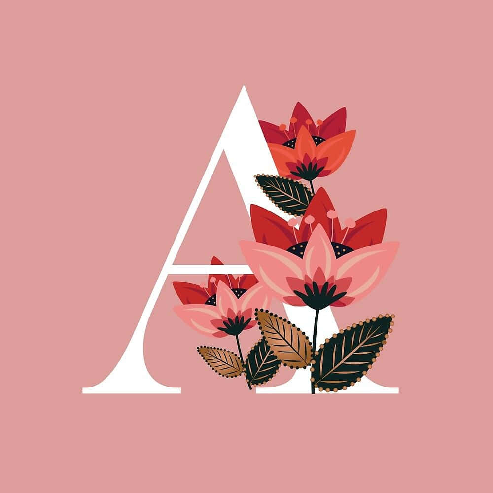 威尼斯花卉單字母A背景 壁紙 — 一個風格化的白色字母A，點綴著鮮豔的紅色和粉紅色花朵以及深綠色葉子，背景為柔和的粉紅色。