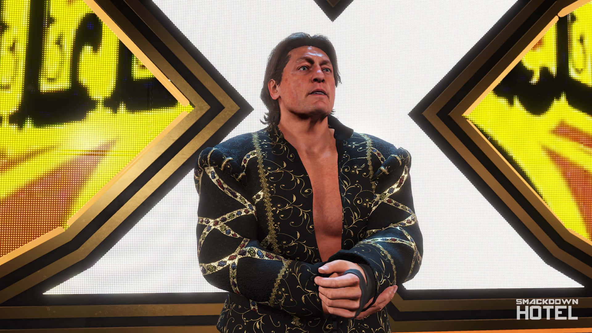 威廉·瑞格 WWE 2K22 摔角手 壁紙 — 摔角手自信地站在華麗的黑金外套中，背景是明亮的黃色X形舞台燈光。