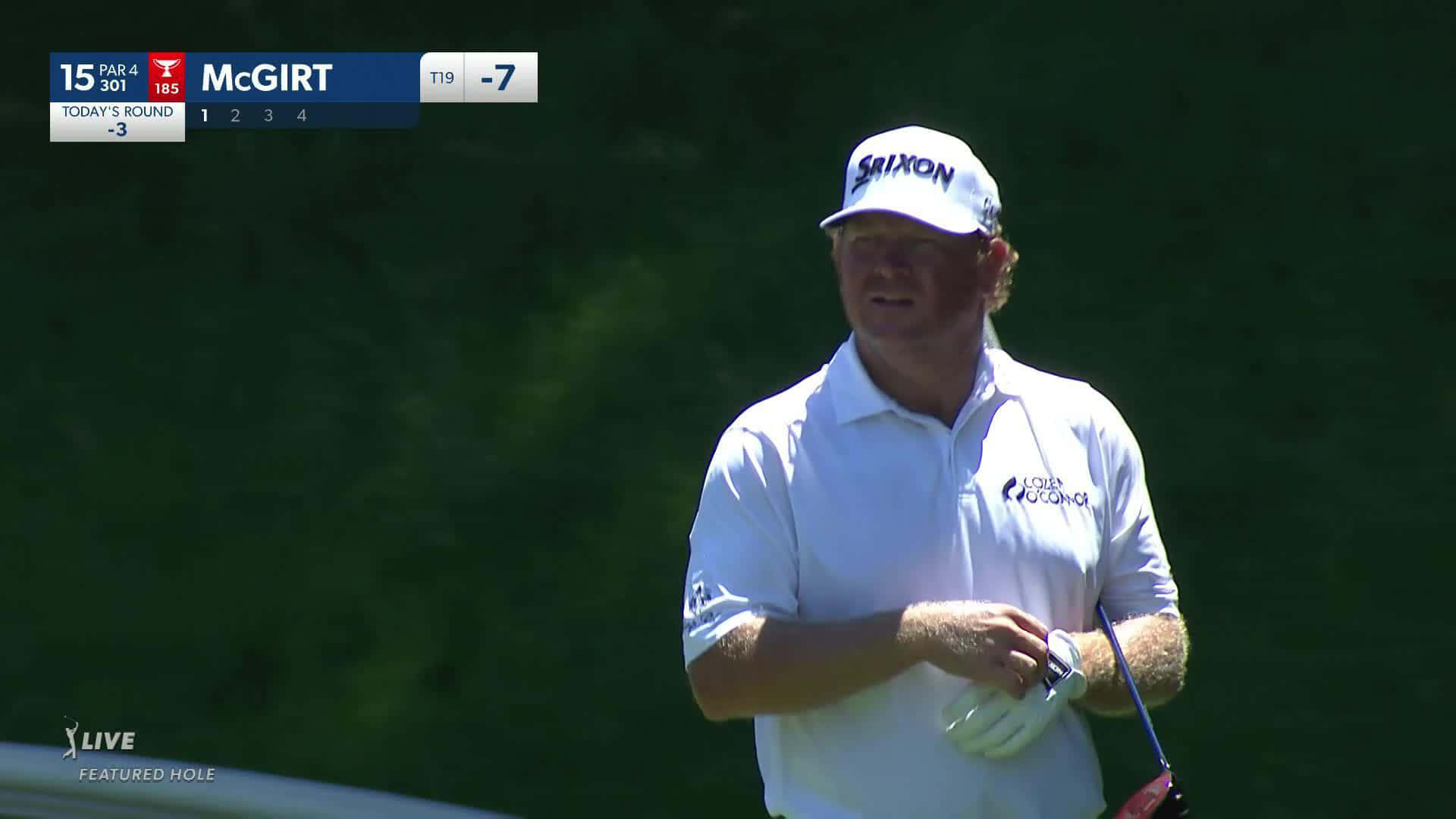 職業高爾夫球手 Bryson DeChambeau 在陽光明媚的高爾夫球場上進行現場直播。