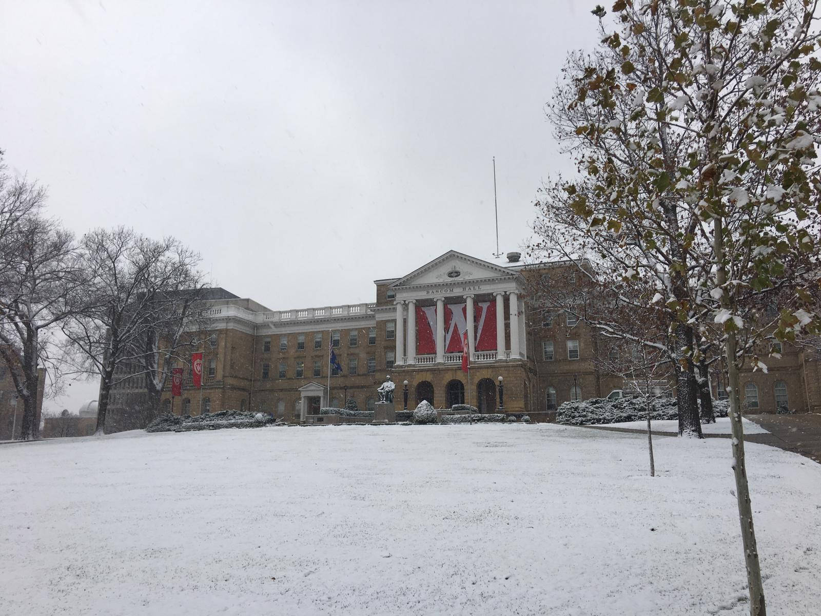 冬日裡，白雪覆蓋了一座歷史悠久的大學建築的場地。