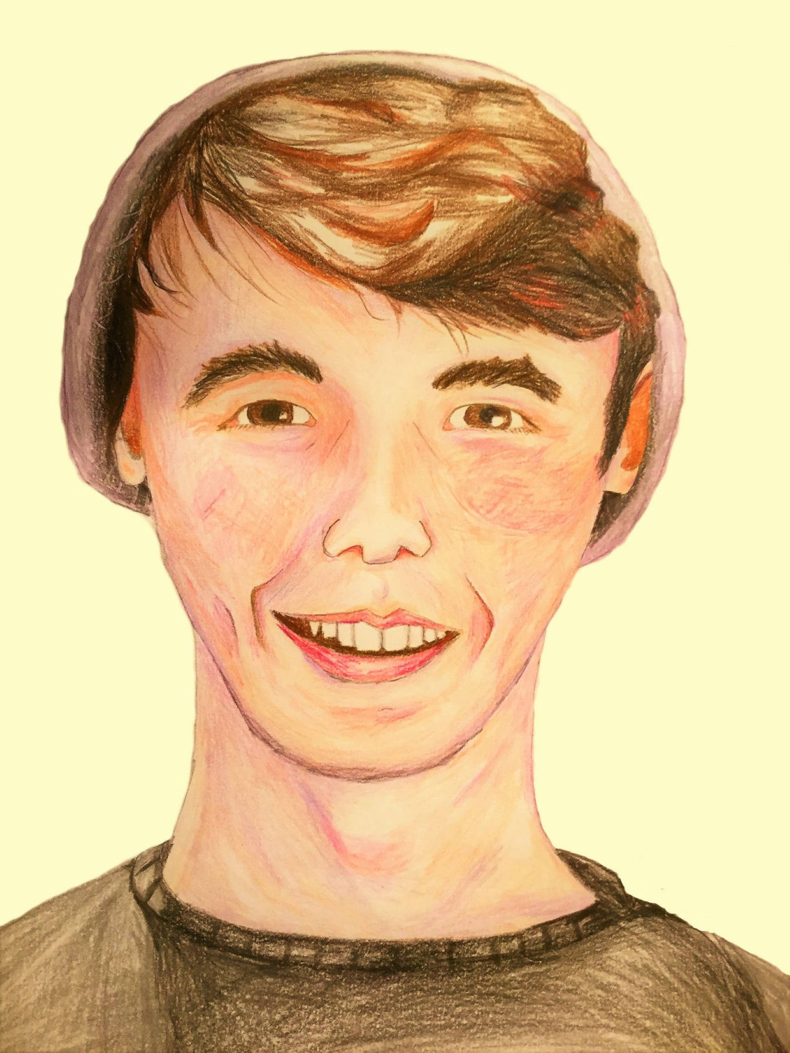 威爾伯·蘇特蠟筆素描 壁紙 — 一個快樂的年輕男子，棕色頭髮戴著無邊帽，在柔和粉彩色的肖像中溫暖微笑。
