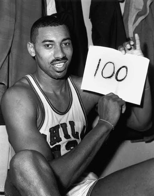 籃球運動員手持寫有數字100的牌子