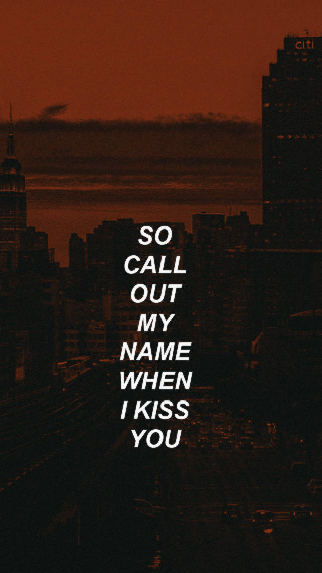 黃昏時分的城市天際線，上面覆蓋著粗體白色文字「SO CALL OUT MY NAME WHEN I KISS YOU」。