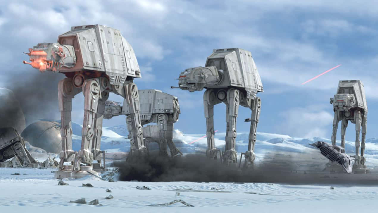 At-at 桌布 壁紙 — 威風凜凜的AT-AT步行機在陰雲密布的天空下，穿過煙霧和雷射火光的雪地戰場。