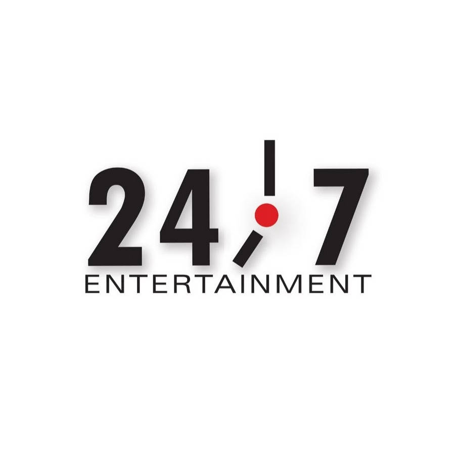 白色背景上帶有粗體黑色文字和紅點的247娛樂標誌