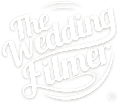 婚禮攝影師標誌 壁紙 — 為 The Wedding Filmer 設計的優雅白色草書標誌，帶有棕色輪廓，黑色背景。