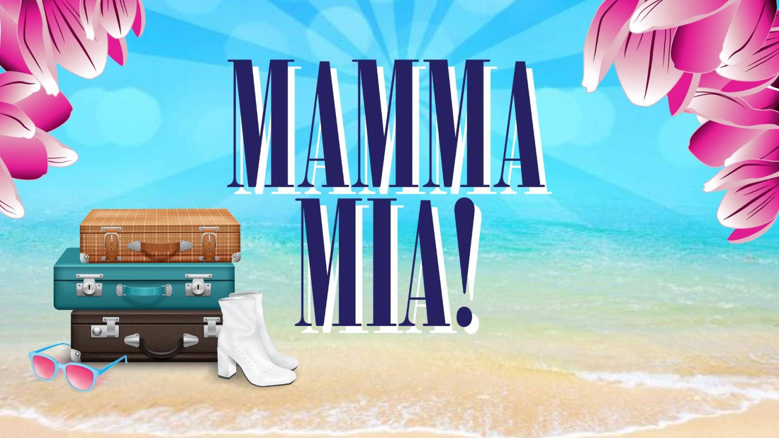 復古行李箱和白色靴子在陽光明媚的海灘上，有粉紅色花朵和「Mamma Mia!」文字。