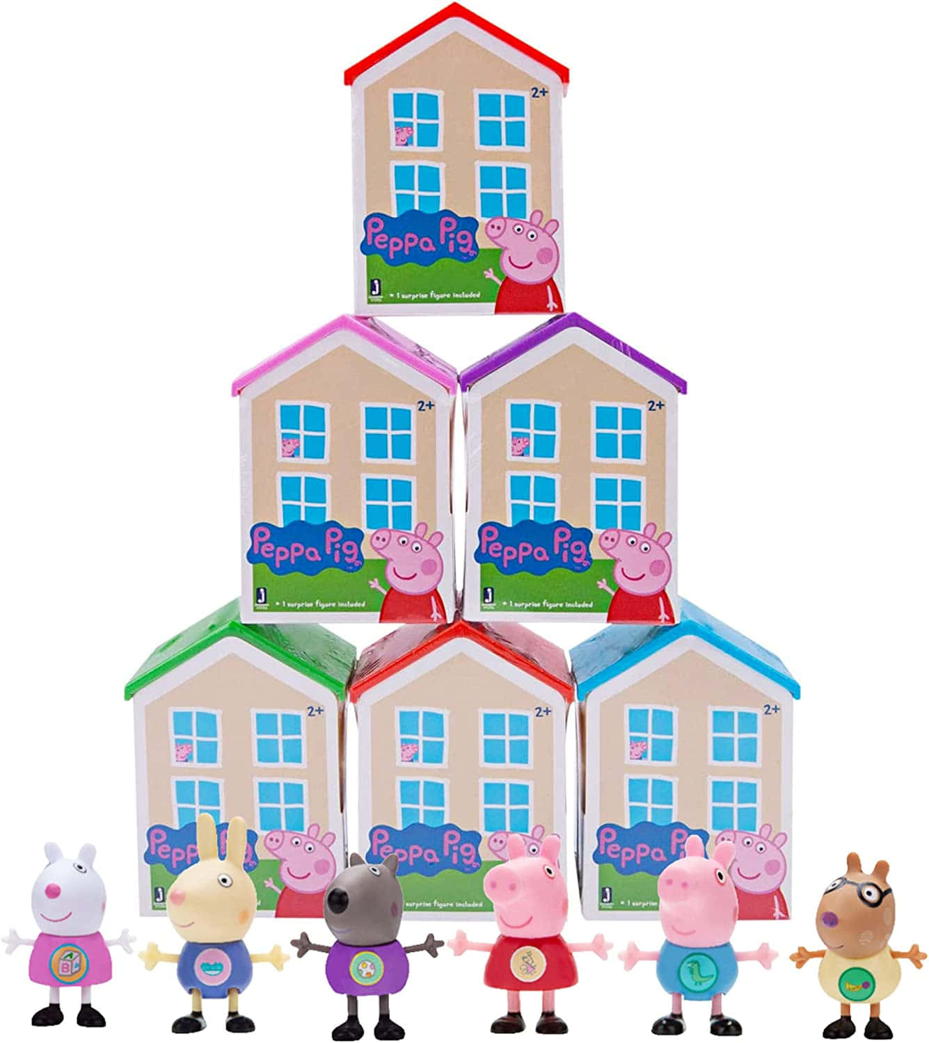 六個Peppa Pig角色人偶站在疊起的玩具屋盒前面。