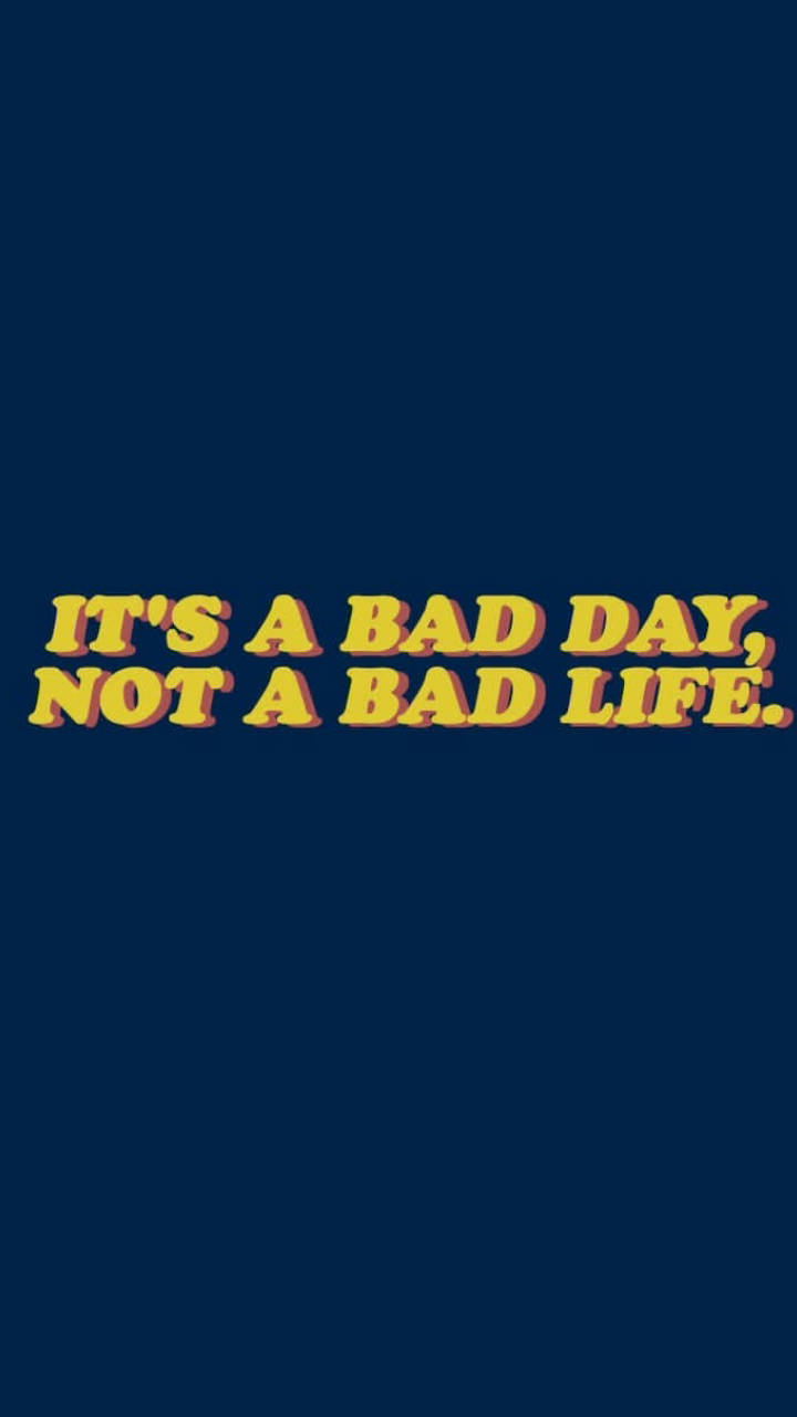 勵志語錄文字，藍底黃字寫著「It's a bad day not a bad life」。