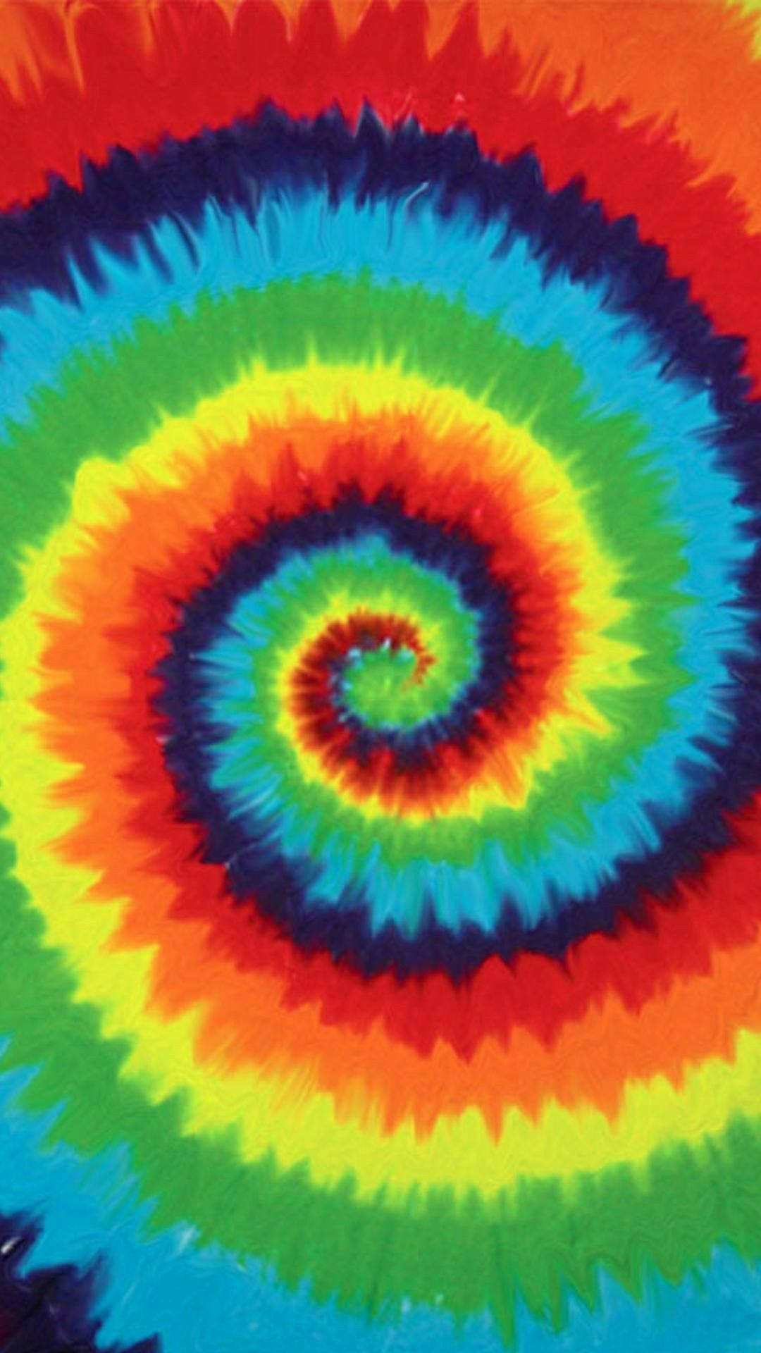 嬉皮彩色 Tie-dye 繞圈圖案 壁紙 — 從中心點放射出鮮豔彩虹色的迷幻螺旋。