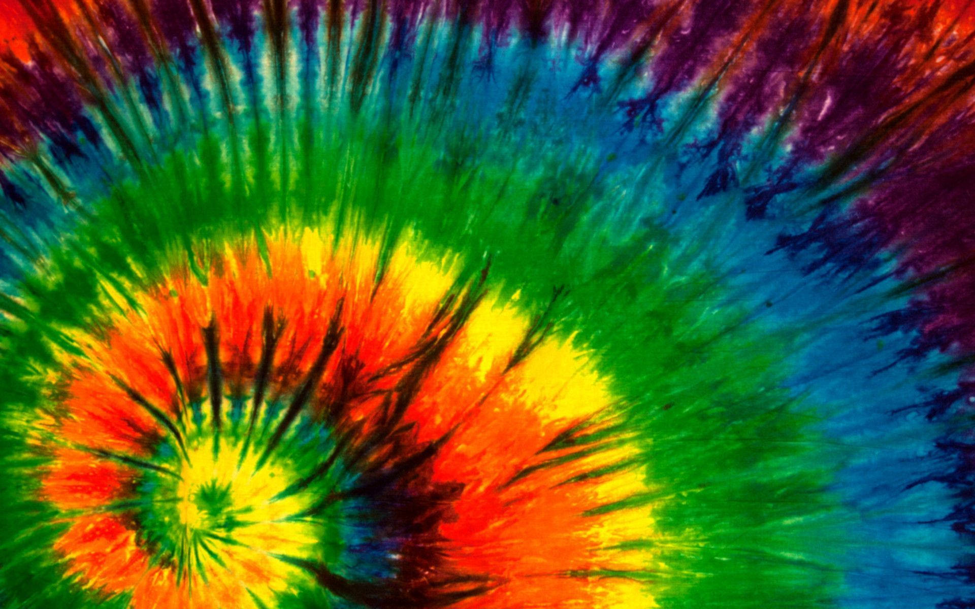 嬉皮風 Tie-dye 設計 壁紙 — 鮮豔的彩虹紮染漩渦從明亮的中心向外輻射，帶有醒目的黑色條紋。