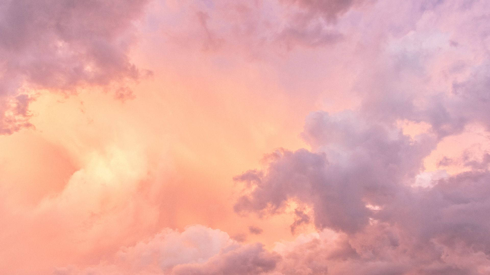 帶有粉紅色和橙色雲朵的粉彩日落天空