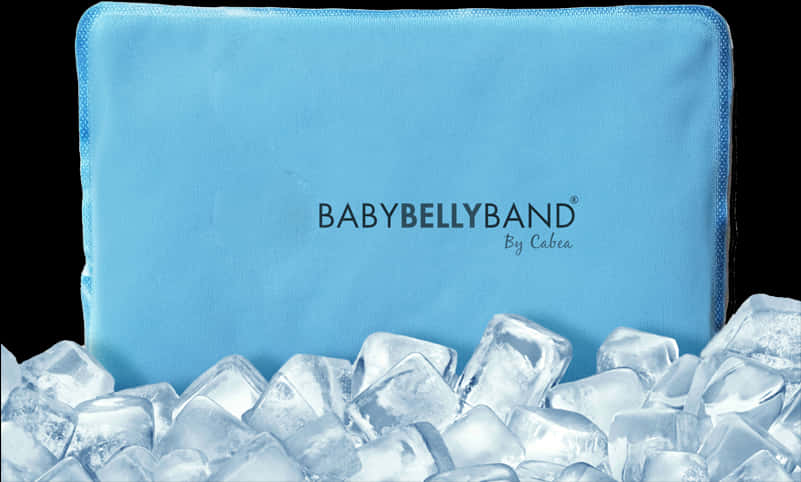 嬰兒腹部冷敷包 壁紙 — 一個淺藍色嘅BABYBELLYBAND冷卻墊放在一堆透明冰塊上面，背景係黑色。
