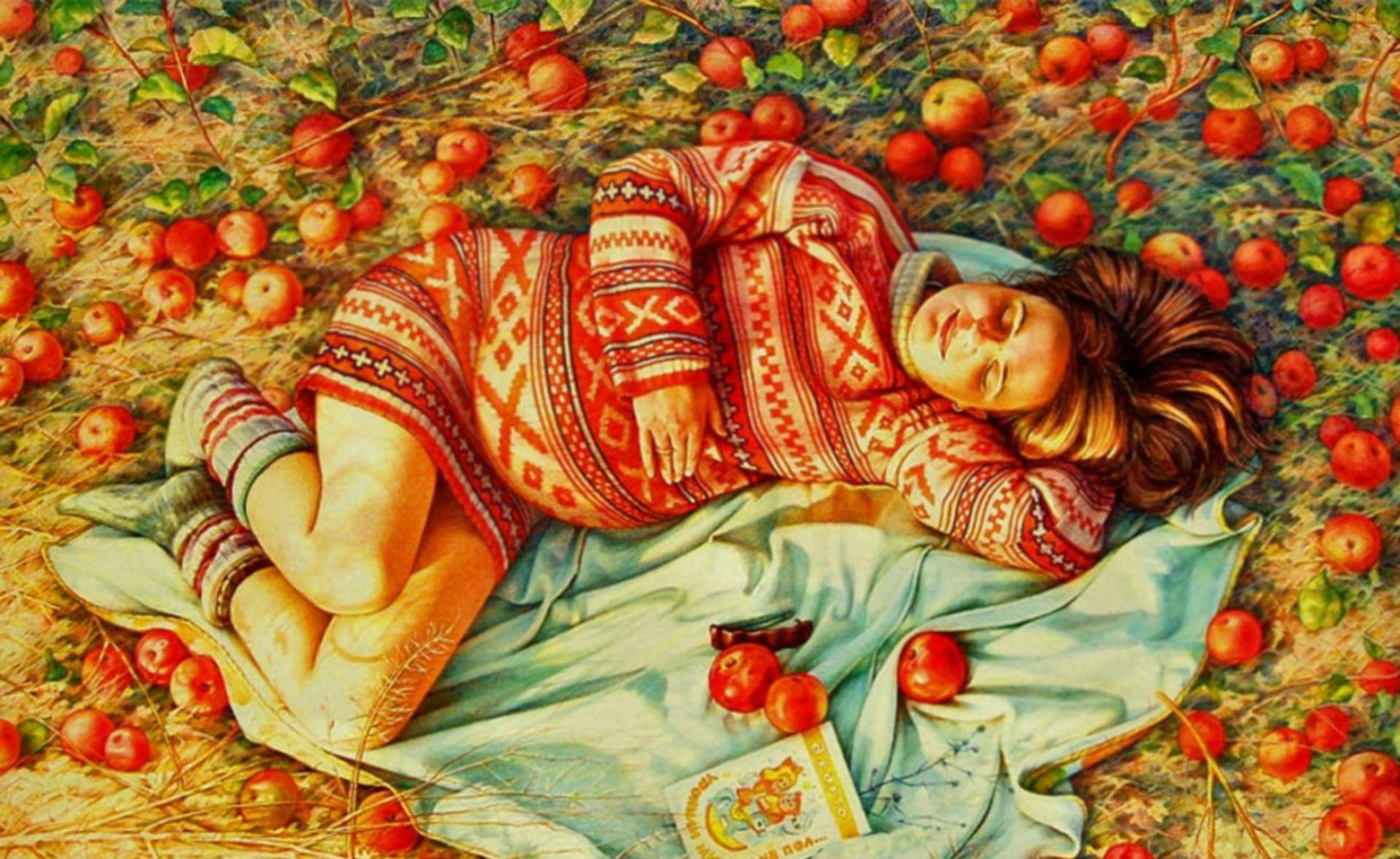 孕婦於蘋果園 壁紙 — 一位身穿紅色圖案毛衣的年輕女子，在陽光明媚的果園裡，躺在藍色毯子上，周圍散落著掉落的蘋果，安然入睡。