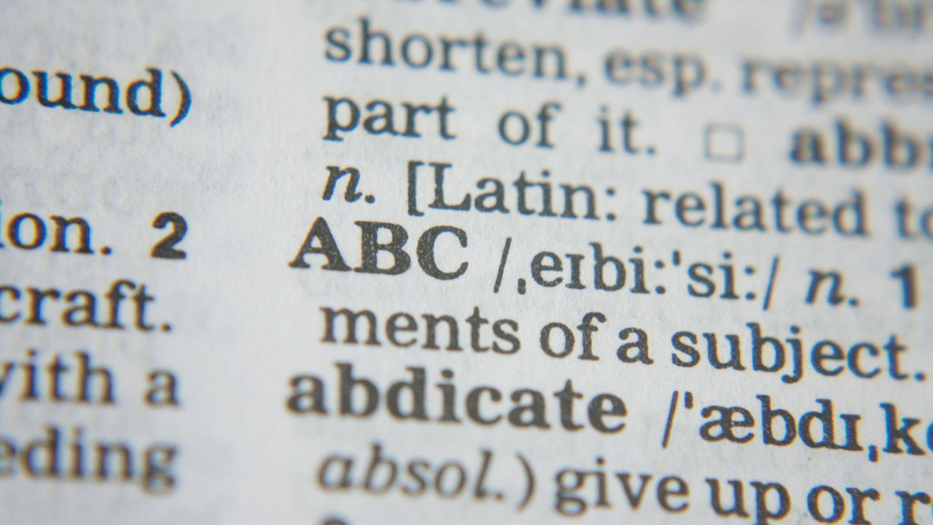 ABC的字典頁面定義，附有語音發音和用法示例。