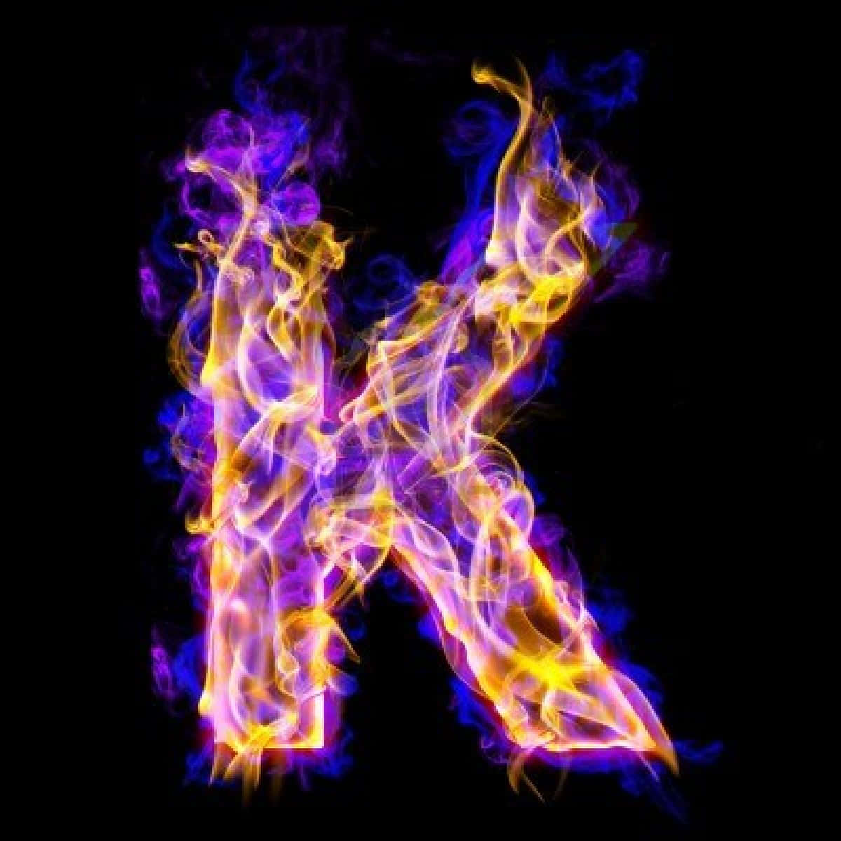 K 桌布 壁紙 — 字母K在純黑背景上燃燒著鮮豔的黃色和紫色火焰。