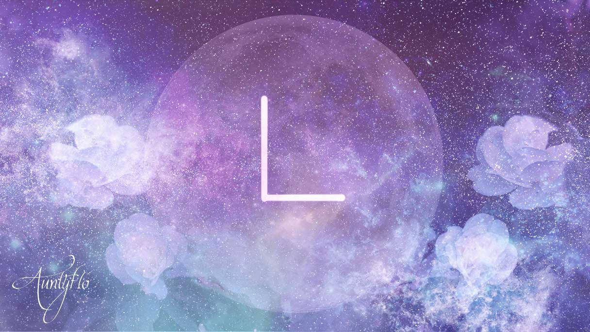 紫色宇宙背景上的一個白色字母L，帶有漂浮的玫瑰和星星。
