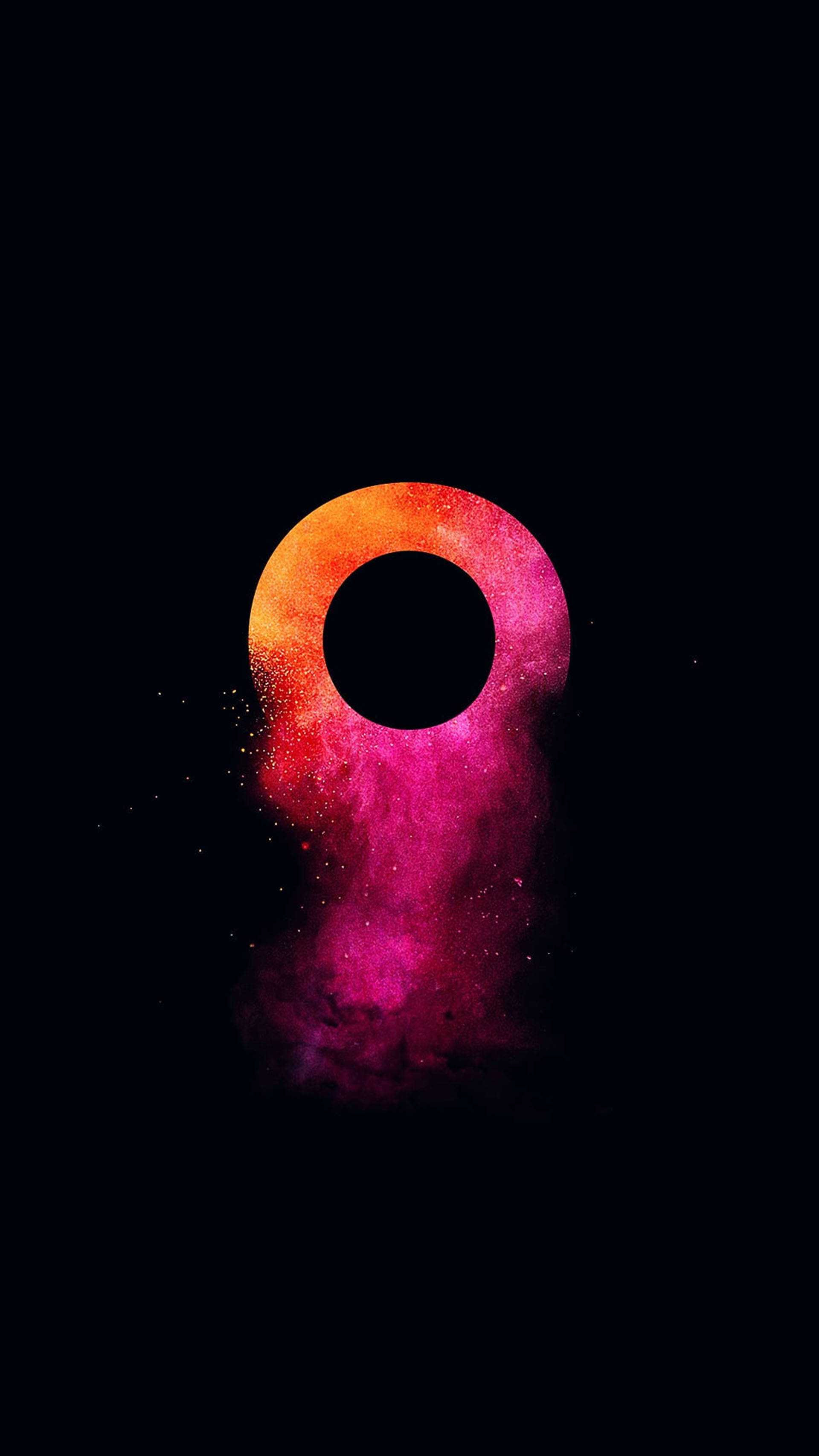 字母O冷調藝術 壁紙 — 一個充滿活力的橙色和粉紅色粉末宇宙環，在漆黑的虛空中向下爆炸。
