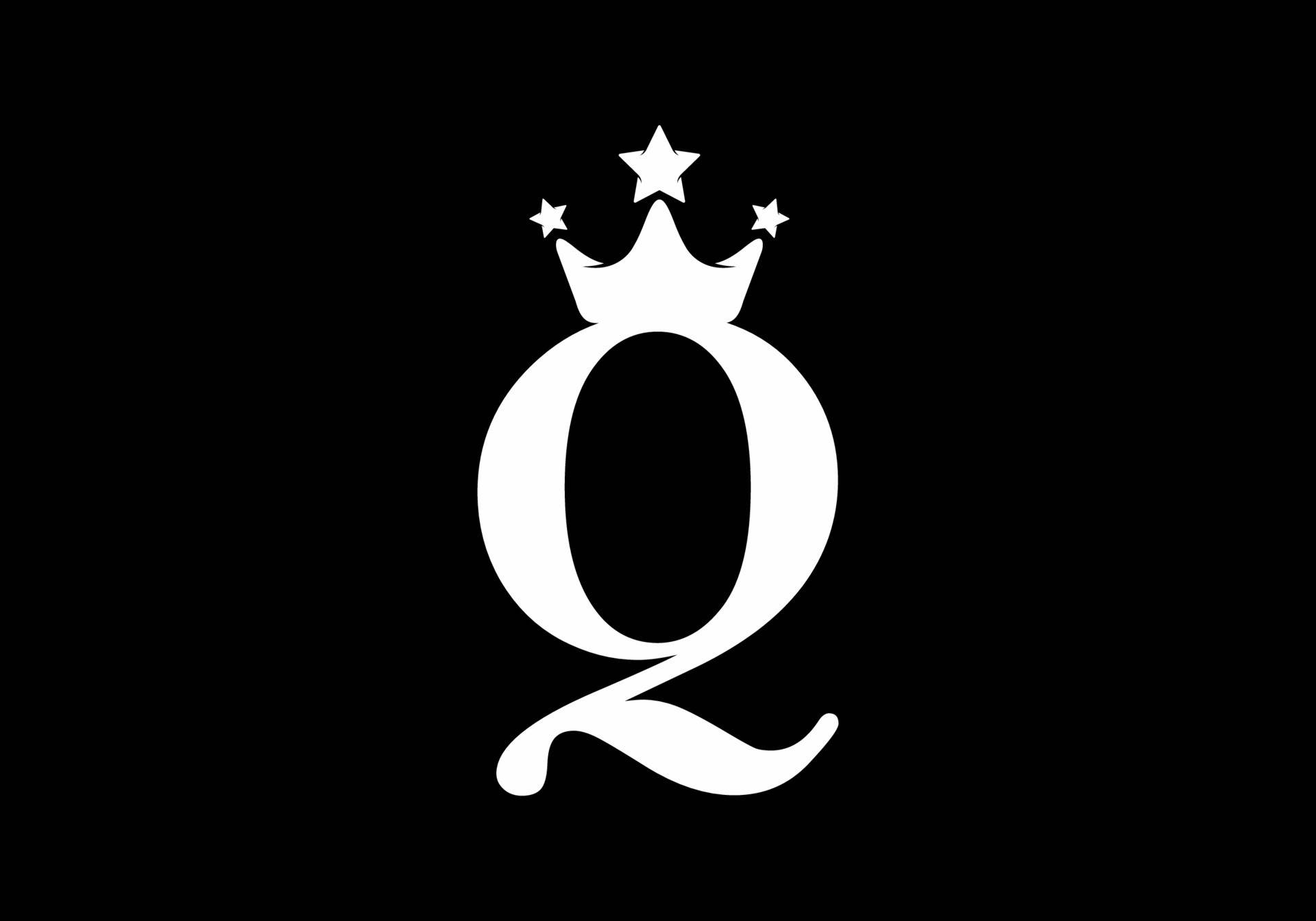 字母Q搭配皇冠 壁紙 — 一個大膽的白色風格化字母Q，頂上有三顆星，居中放置在純黑色背景上。