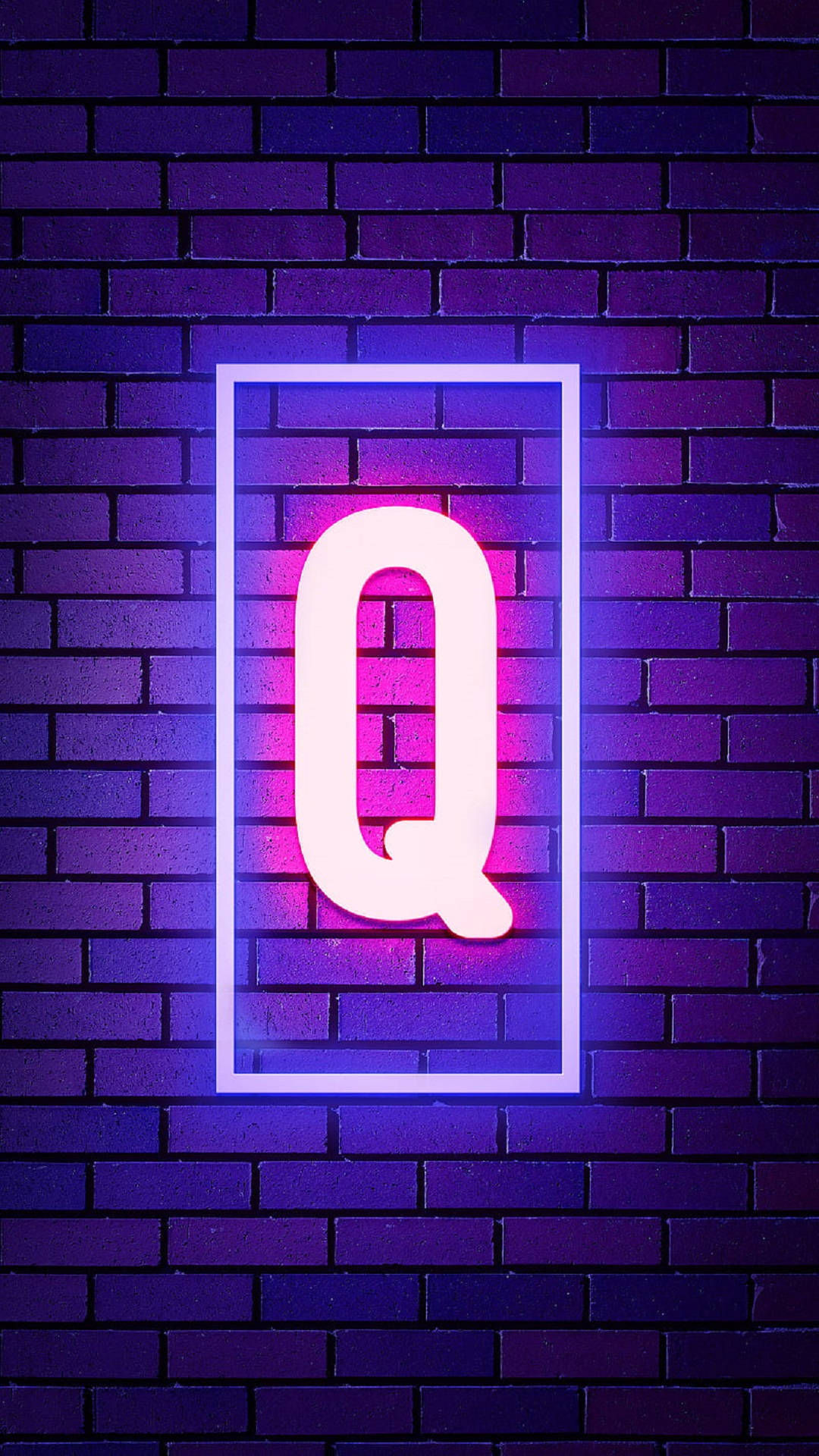 霓虹燈字母Q在紫色磚牆上發光