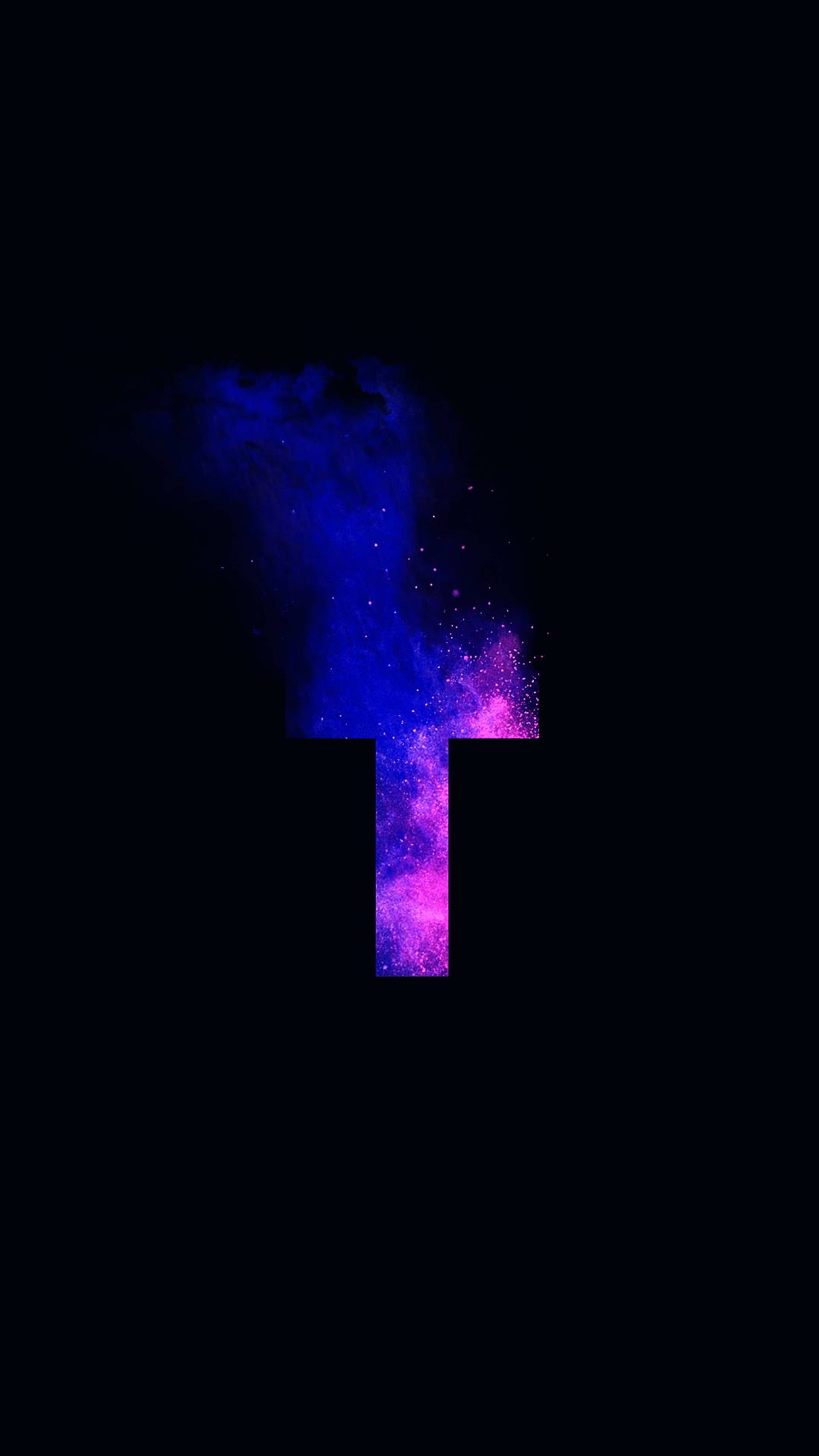字母T星系設計 壁紙 — 一個粗體字母T，充滿了電光藍和洋紅色的宇宙星雲，背景是虛空黑色。