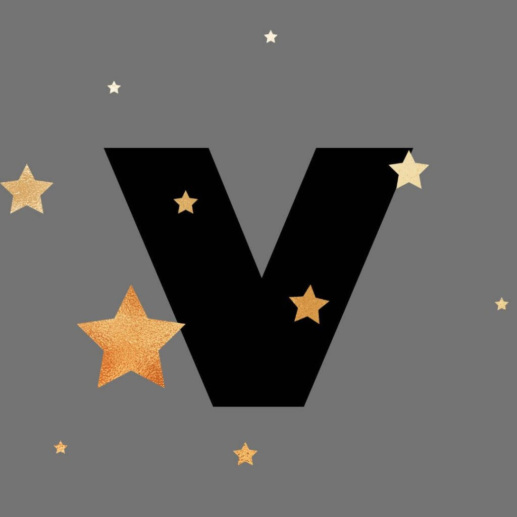 字母V與星星 壁紙 — 一個大膽的黑色字母V，點綴著閃閃發光的金色星星，背景為柔和的灰色。