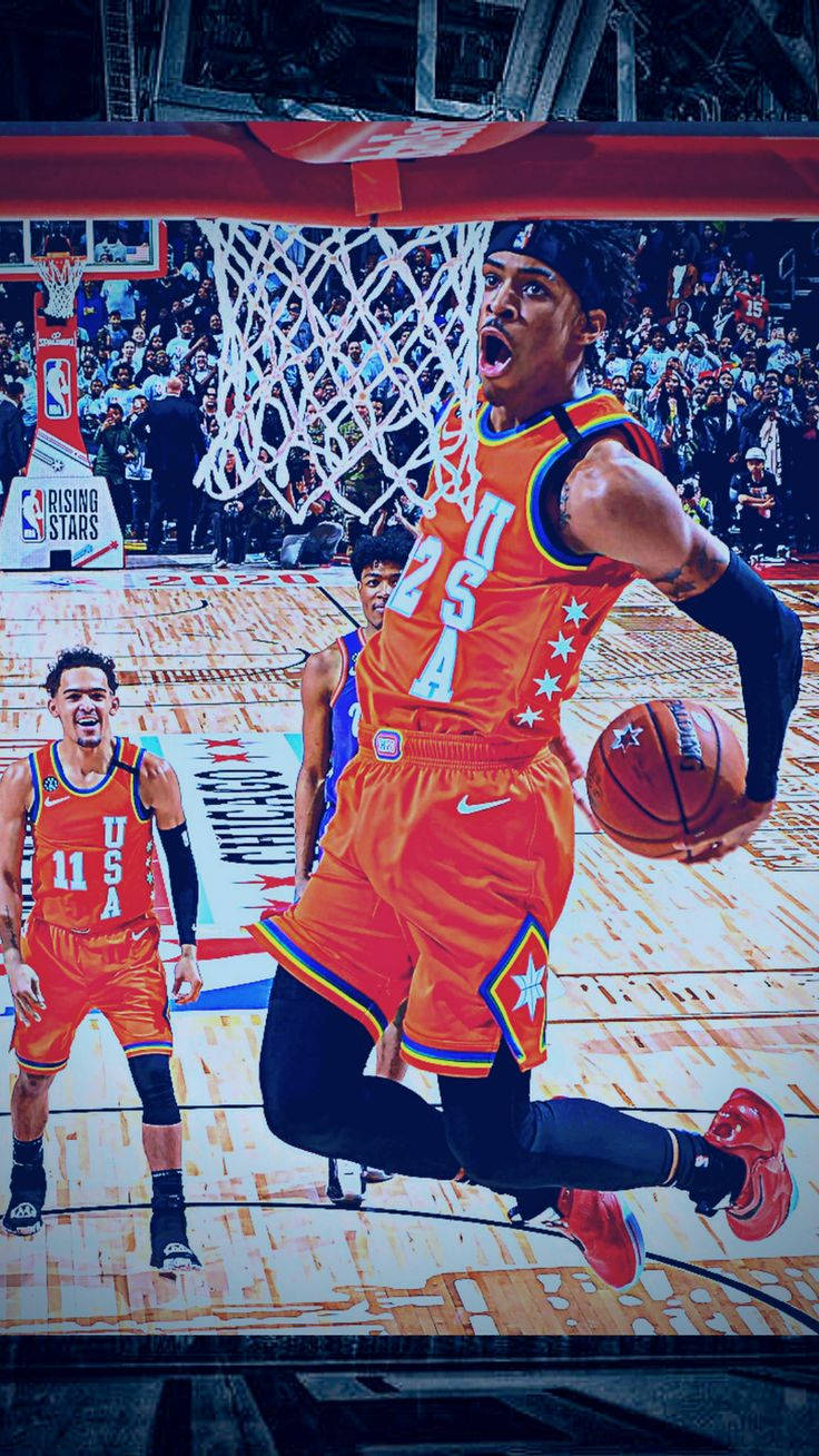身穿橙色美國球衣的籃球運動員在Rising Stars比賽中灌籃。
