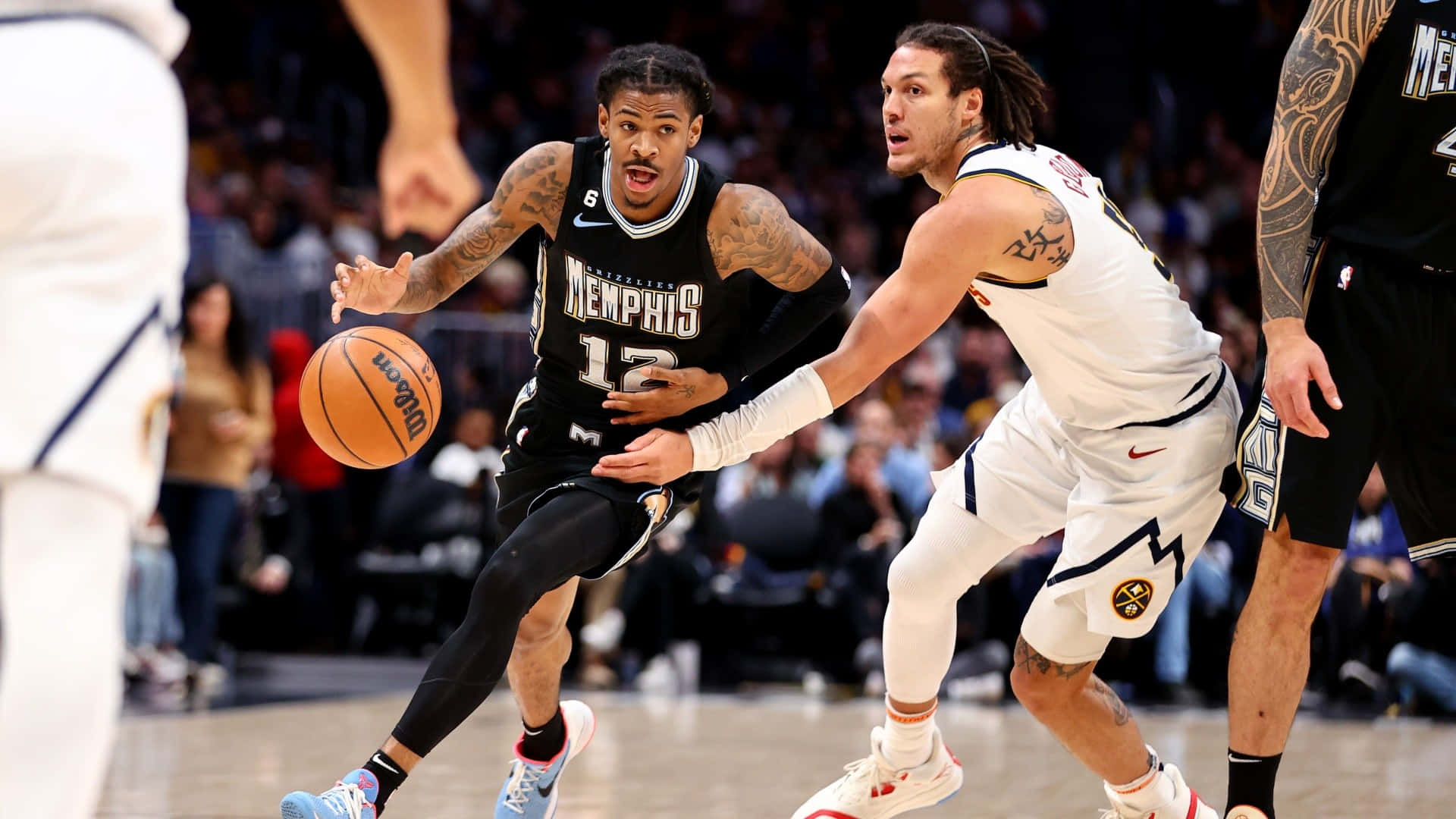 莫蘭特 桌布 壁紙 — 孟菲斯灰熊隊球員在激烈的NBA比賽中運球，同時被丹佛金塊隊球員緊密防守。