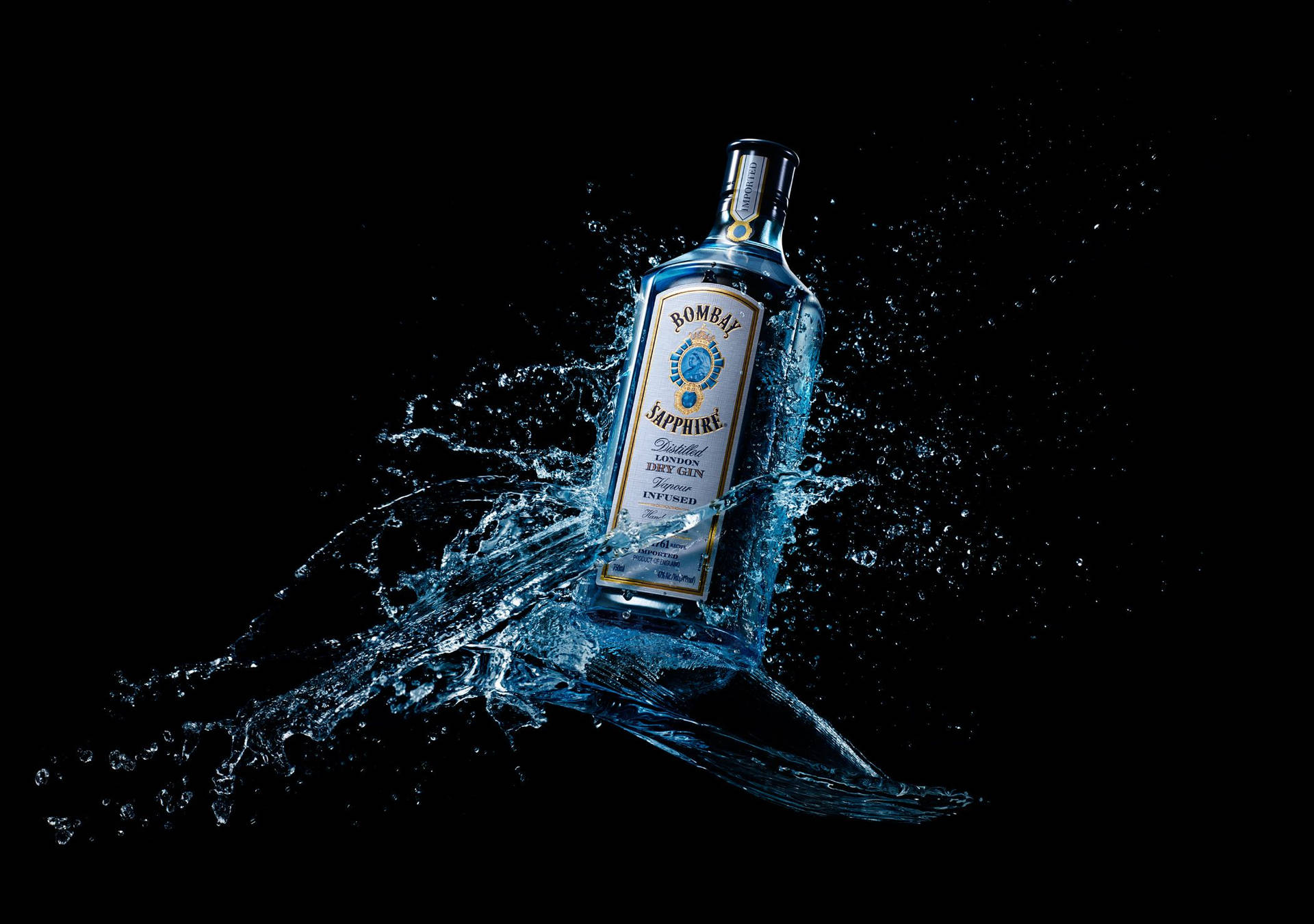 Bombay Sapphire 氈酒瓶被藍色水花圍繞，黑色背景。