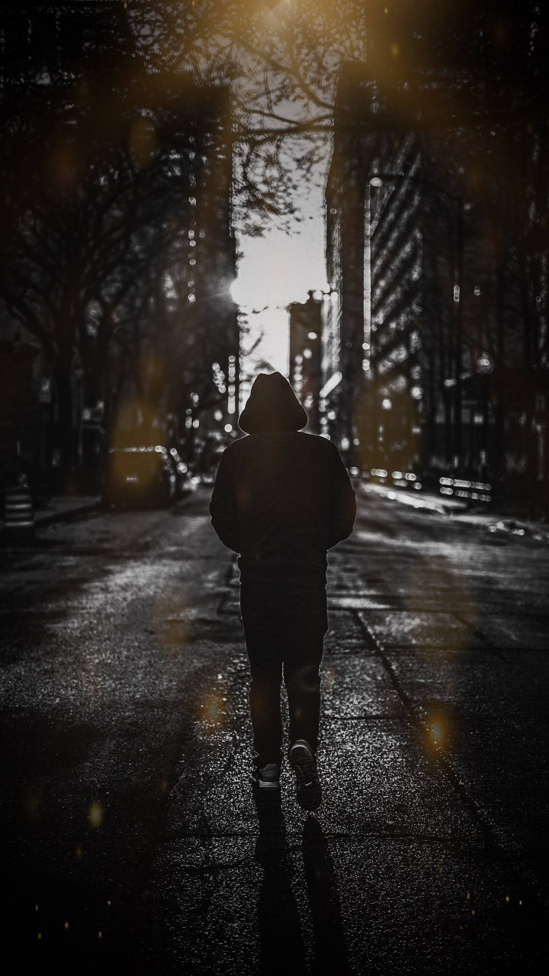 一個人在夜晚濕漉漉的城市街道上走遠的剪影，伴隨著發光的燈光。