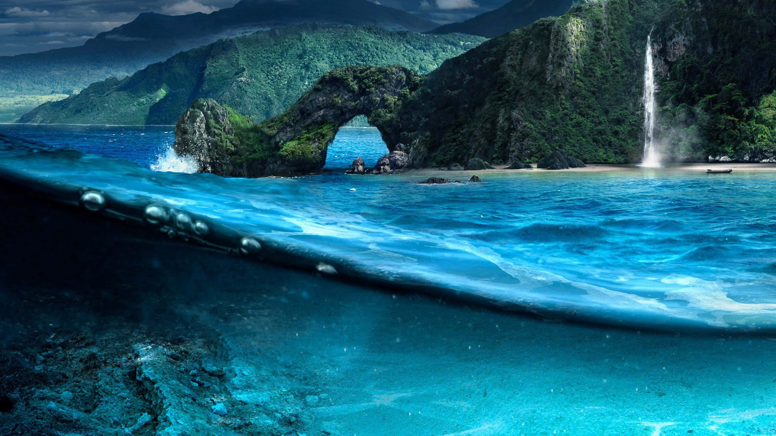 《孤島驚魂3》1440p沉浸式遊戲背景 壁紙 — 一個分層視角，展示在鬱鬱蔥蔥的綠色島嶼附近拍打的碧綠海洋波浪，以及天然岩石拱門和瀑布。